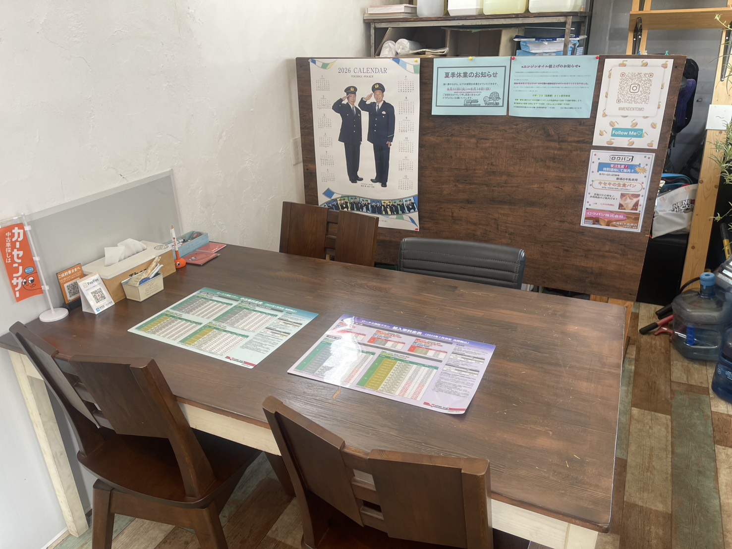 店内の商談スペース。大きな木のテーブルといすが並んでいる